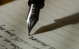 stylo plume et texte manuscrit